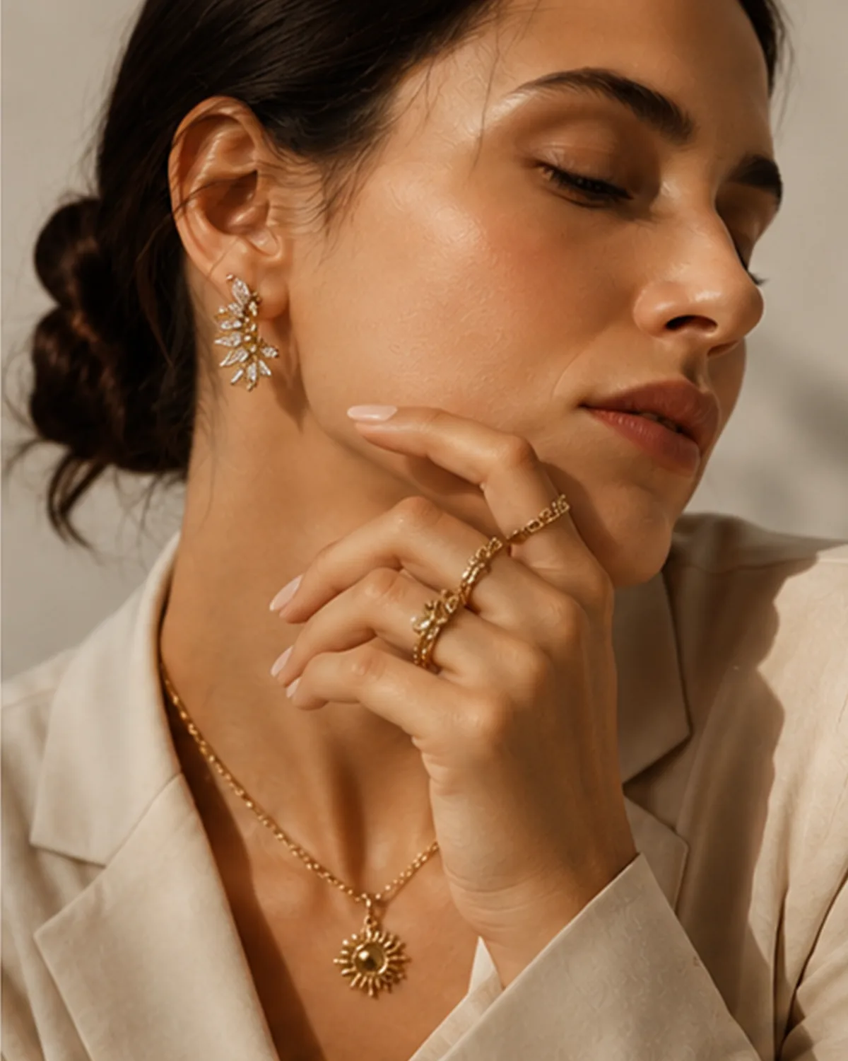 Donna che indossa orecchini e collana FDreams in oro